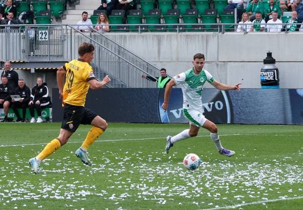 links nach rechts: Lukas Boeder 29 (SG Dynamo Dresden) kann eine Chance von Branimir Hrgota 10 (Spvgg Greuther Fuerth) nicht unterbinden, Spvgg Greuther Fuerth vs. SG Dynamo Dresden, DFL, 2. Bundesliga, Saison 2025 2026, Hinrunde, 1. Spieltag, 03.08.2025 DFB regulations prohibit any use of photographs as image sequences and or quasi-video Fuerth Bayern Deutschland
