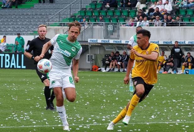 links nach rechts: Mathias Olesen 8 (Spvgg Greuther Fuerth) im Duell mit Claudio Kammerknecht 15 (SG Dynamo Dresden), Spvgg Greuther Fuerth vs. SG Dynamo Dresden, DFL, 2. Bundesliga, Saison 2025 2026, Hinrunde, 1. Spieltag, 03.08.2025 DFB regulations prohibit any use of photographs as image sequences and or quasi-video Fuerth Bayern Deutschland
