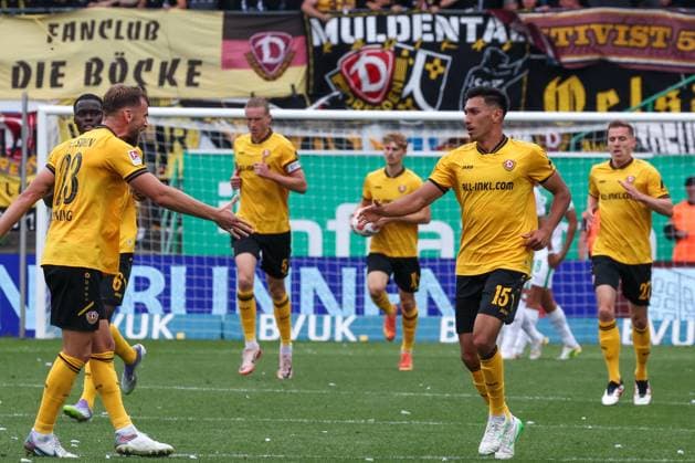 Lars Buenning 23 (SG Dynamo Dresden) beglueckwuenscht Torschuetzen Claudio Kammerknecht 15 (SG Dynamo Dresden) nach dem 2:3, Spvgg Greuther Fuerth vs. SG Dynamo Dresden, DFL, 2. Bundesliga, Saison 2025 2026, Hinrunde, 1. Spieltag, 03.08.2025 DFB regulations prohibit any use of photographs as image sequences and or quasi-video Fuerth Bayern Deutschland
