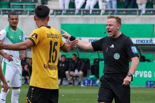 Schiedsrichter Referee Lars Erbst in Aktion, mit Claudio Kammerknecht 15 (SG Dynamo Dresden), Spvgg Greuther Fuerth vs. SG Dynamo Dresden, DFL, 2. Bundesliga, Saison 2025 2026, Hinrunde, 1. Spieltag, 03.08.2025 DFB regulations prohibit any use of photographs as image sequences and or quasi-video Fuerth Bayern Deutschland