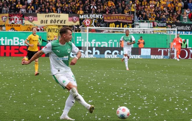 Hereingabe von Felix Klaus 30 (Spvgg Greuther Fuerth), Spvgg Greuther Fuerth vs. SG Dynamo Dresden, DFL, 2. Bundesliga, Saison 2025 2026, Hinrunde, 1. Spieltag, 03.08.2025 DFB regulations prohibit any use of photographs as image sequences and or quasi-video Fuerth Bayern Deutschland