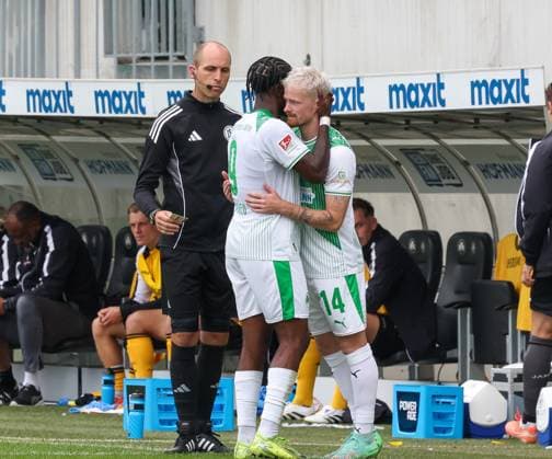 Auswechlung des Doppelpackers Noel Futkeu 9 (Spvgg Greuther Fuerth) durch Jomaine Consbruch 14 (Spvgg Greuther Fuerth), Spvgg Greuther Fuerth vs. SG Dynamo Dresden, DFL, 2. Bundesliga, Saison 2025 2026, Hinrunde, 1. Spieltag, 03.08.2025 DFB regulations prohibit any use of photographs as image sequences and or quasi-video Fuerth Bayern Deutschland