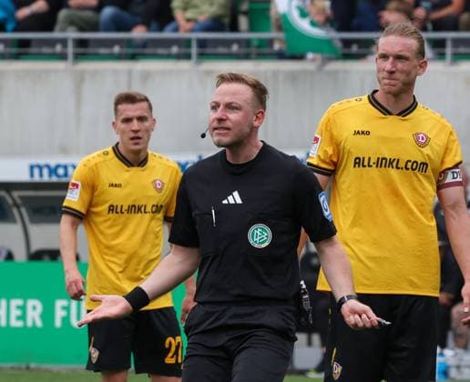 Schiedsrichter Referee Lars Erbst in Aktion, schlichtet einen Streit, Spvgg Greuther Fuerth vs. SG Dynamo Dresden, DFL, 2. Bundesliga, Saison 2025 2026, Hinrunde, 1. Spieltag, 03.08.2025 DFB regulations prohibit any use of photographs as image sequences and or quasi-video Fuerth Bayern Deutschland