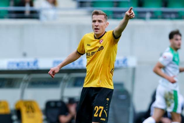 Niklas Hauptmann (Dynamo Dresden) gestikuliert, 2. Bundesliga, SpVgg Greuther Fürth v Dynamo Dresden, Sportpark Ronhof Thomas Sommer am 03. August 2025 in Fürth, Deutschland. (Foto von Marco Steinbrenner DeFodi Images) Niklas Hauptmann (Dynamo Dresden) gestures, 2. Bundesliga, SpVgg Greuther Fürth v Dynamo Dresden, Sportpark Ronhof Thomas Sommer, August 3, 2025 in Fürth, Germany. (Photo by Marco Steinbrenner DeFodi Images) DFB DFL REGULATIONS PROHIBIT ANY USE OF PHOTOGRAPHS AS IMAGE SEQUENCES AND OR QUASI-VIDEO.