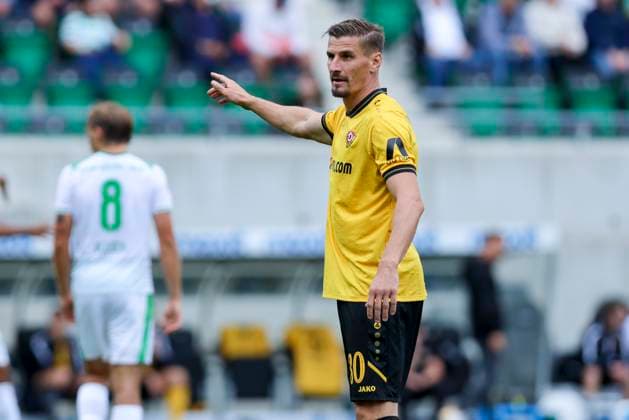 Stefan Kutschke (Dynamo Dresden) gestikuliert, 2. Bundesliga, SpVgg Greuther Fürth v Dynamo Dresden, Sportpark Ronhof Thomas Sommer am 03. August 2025 in Fürth, Deutschland. (Foto von Marco Steinbrenner DeFodi Images) Stefan Kutschke (Dynamo Dresden) gestures, 2. Bundesliga, SpVgg Greuther Fürth v Dynamo Dresden, Sportpark Ronhof Thomas Sommer, August 3, 2025 in Fürth, Germany. (Photo by Marco Steinbrenner DeFodi Images) DFB DFL REGULATIONS PROHIBIT ANY USE OF PHOTOGRAPHS AS IMAGE SEQUENCES AND OR QUASI-VIDEO.