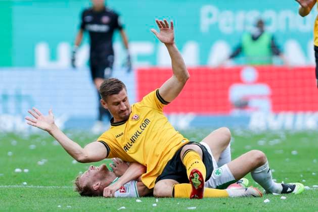 Jannik Dehm (SpVgg Greuther Fuerth) und Stefan Kutschke (Dynamo Dresden) liegen auf dem Rasen, 2. Bundesliga, SpVgg Greuther Fürth v Dynamo Dresden, Sportpark Ronhof Thomas Sommer am 03. August 2025 in Fürth, Deutschland. (Foto von Marco Steinbrenner DeFodi Images) Jannik Dehm (SpVgg Greuther Fuerth) und Stefan Kutschke (Dynamo Dresden) lie on the lawn, 2. Bundesliga, SpVgg Greuther Fürth v Dynamo Dresden, Sportpark Ronhof Thomas Sommer, August 3, 2025 in Fürth, Germany. (Photo by Marco Steinbrenner DeFodi Images) DFB DFL REGULATIONS PROHIBIT ANY USE OF PHOTOGRAPHS AS IMAGE SEQUENCES AND OR QUASI-VIDEO.