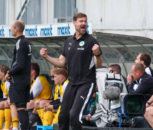 Jubel bei Trainer Thomas Kleine (Spvgg Greuther Fuerth) nach dem 3:2-Heimerfolg, Spvgg Greuther Fuerth vs. SG Dynamo Dresden, DFL, 2. Bundesliga, Saison 2025 2026, Hinrunde, 1. Spieltag, 03.08.2025 DFB regulations prohibit any use of photographs as image sequences and or quasi-video Fuerth Bayern Deutschland