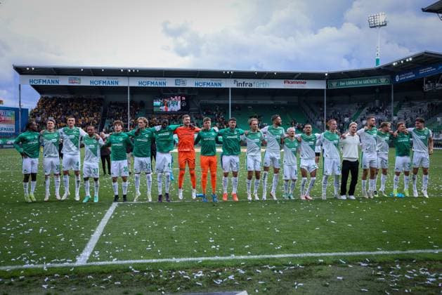 Die Fuerther Mannschaft bei den Fans, Jubel, Spvgg Greuther Fuerth vs. SG Dynamo Dresden, DFL, 2. Bundesliga, Saison 2025 2026, Hinrunde, 1. Spieltag, 03.08.2025 DFB regulations prohibit any use of photographs as image sequences and or quasi-video Fuerth Bayern Deutschland