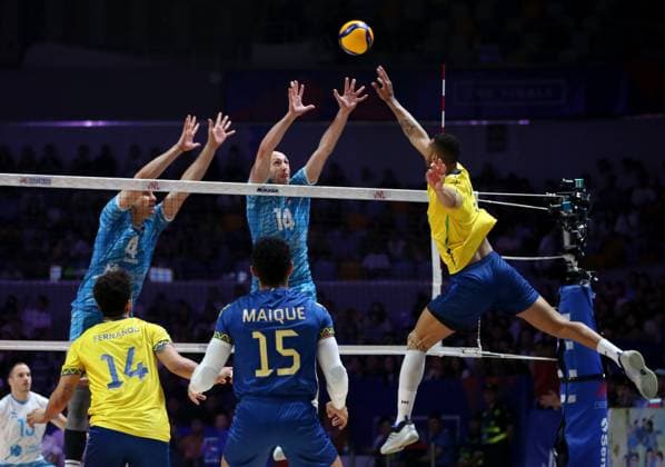 (250803) -- NINGBO, Aug. 3, 2025 -- Alan (1st R) of Brazil spikes the ball during the 3rd place match between Slovenia and Brazil at the 2025 Volleyball Nations League (VNL) Men s Final Round in Ningbo, east China s Zhejiang Province, Aug. 3, 2025. (Photo by Xinhua) (SP)CHINA-NINGBO-VOLLEYBALL-VOLLEYBALL NATIONS LEAGUE-SLOVENIA VS BRAZIL (CN) SuoxXianglu 