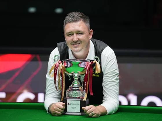 (250803) -- SHANGHAI, Aug. 3, 2025 -- Kyren Wilson of England poses with the trophy during the awarding ceremony after the final match between Ali Carter of England and Kyren Wilson of England at the World Snooker Shanghai Masters 2025 in Shanghai, east China, Aug. 3, 2025. ) (SP)CHINA-SHANGHAI-SNOOKER-SHANGHAI MASTERS 2025-FINAL (CN) DingxTing 