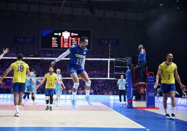 (250803) -- NINGBO, Aug. 3, 2025 -- Maique Reis Nascimento (C) of Brazil celebrates during the 3rd place match between Slovenia and Brazil at the 2025 Volleyball Nations League (VNL) Men s Final Round in Ningbo, east China s Zhejiang Province, Aug. 3, 2025. (Photo by Xinhua) (SP)CHINA-NINGBO-VOLLEYBALL-VOLLEYBALL NATIONS LEAGUE-SLOVENIA VS BRAZIL (CN) SuoxXianglu 