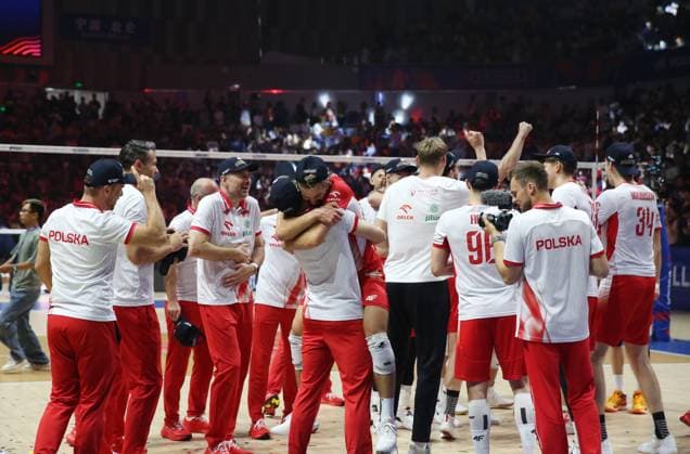 (250803) -- NINGBO, Aug. 3, 2025 -- Team Poland celebrate after the final match between Poland and Italy at the 2025 Volleyball Nations League (VNL) Men s Final Round in Ningbo, east China s Zhejiang Province, Aug. 3, 2025. (Photo by Xinhua) (SP)CHINA-NINGBO-VOLLEYBALL-VOLLEYBALL NATIONS LEAGUE-POLAND VS ITALY (CN) SuoxXianglu 