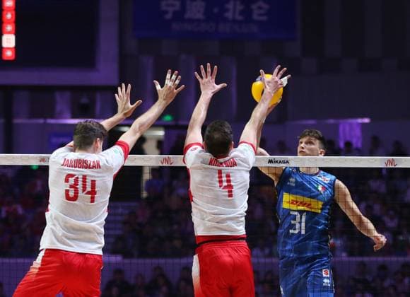 (250803) -- NINGBO, Aug. 3, 2025 -- Luca Porro (R) of Italy spikes the ball during the final match between Poland and Italy at the 2025 Volleyball Nations League (VNL) Men s Final Round in Ningbo, east China s Zhejiang Province, Aug. 3, 2025. (Photo by Xinhua) (SP)CHINA-NINGBO-VOLLEYBALL-VOLLEYBALL NATIONS LEAGUE-POLAND VS ITALY (CN) SuoxXianglu 