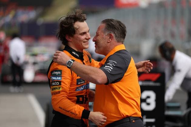 03.08.2025 Grand Prix von Ungarn v.l. Oscar Piastri (McLaren) Startnummer 81 und Zak Brown (FIA REGULATIONS PROHIBIT ANY USE OF PHOTOGRAPHS as IMAGE SEQUENCES and or QUASI-VIDEO) Budapest