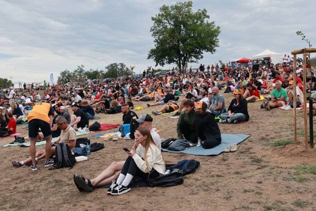 Zuschauer sitzen gemühtlich oberhalb Kurve 11 während des Rennes im Stehplatzbereich, Formel 1 Grand Prix Ungarn, Budapest, 03.08.2025, FIA, Fans, Besucherandrang, Hungaroring