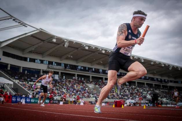 Deutsche Leichtathletik-Meisterschaften; Dresden, 03.08.2025 Yannick Wolf (Cologne Athletics) beim Start der 4x100m-Staffel; Deutsche Leichtathletik-Meisterschaften am 03.08.2025 im Heinz-Steyer-Stadion, Dresden (Sachsen). *** German Athletics Championships Dresden, 03 08 2025 Yannick Wolf Cologne Athletics at the start of the 4x100m relay German Athletics Championships on 03 08 2025 at Heinz Steyer Stadium, Dresden Saxony Copyright: xBEAUTIFULxSPORTS AxelxKohringx