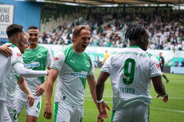 Torjubel der Mannschaft (Spvgg Greuther Fuerth), Mathias Olesen 8 (Spvgg Greuther Fuerth) feiert das 1:0 mit Torschuetzen Noel Futkeu 9 (Spvgg Greuther Fuerth), Spvgg Greuther Fuerth vs. SG Dynamo Dresden, DFL, 2. Bundesliga, Saison 2025 2026, Hinrunde, 1. Spieltag, 03.08.2025 DFB regulations prohibit any use of photographs as image sequences and or quasi-video Fuerth Bayern Deutschland