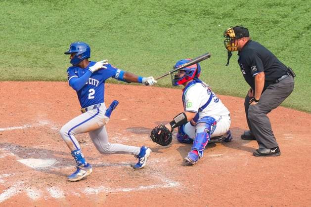 August 3, 2025, Toronto, On, CAN: Kansas City Royals Tyler Tolbert (2) hits a two run RBI single off Toronto Blue Jays pitcher Seranthony DomoÂ­nguez in front of Jays catcher Alejandro Kirk during tenth inning MLB, Baseball Herren, USA baseball action in Toronto on Sunday August 3, 2025. Tyler Tolbert  - ZUMAc35_ 20250803_zaf_c35_089 Copyright: xChrisxYoungx