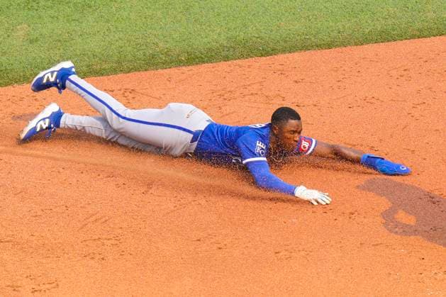 August 3, 2025, Toronto, On, CAN: Kansas City Royals Tyler Tolbert (2) advances to third after a throwing error from Toronto Blue Jays catcher Alejandro Kirk during tenth inning MLB, Baseball Herren, USA baseball action in Toronto on Sunday August 3, 2025. Tyler Tolbert  - ZUMAc35_ 20250803_zaf_c35_091 Copyright: xChrisxYoungx