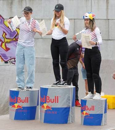 03.08.2025 BMX Deutsche Freestyle Meisterschaft 2025 in Park und Flatland im Bikepark Darmstadt hier Siegerehrung Freestyle Park Elite mit Lillyana SEIDLER (2. Platz) Kim Lea MÜLLER (1. Platz) Lara LESSMANN (3. Platz) Darmstadt Hessen Deutschland