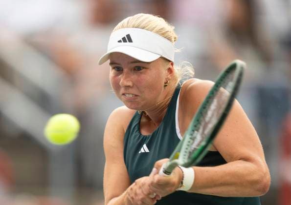 August 3, 2025, Montreal, Pq, Canada: Clara Tauson of Denmark hits a return to Iga Swiatek of Poland during round of 16 tennis action at the National Bank Open in Montreal, Sunday, Aug. 3, 2025. Canada News - August 3, 2025  - ZUMAc35_ 20250803_zaf_c35_157 Copyright: xChristinnexMuschix