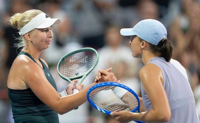 August 3, 2025, Montreal, Pq, Canada: Iga Swiatek of Poland, right, congratulates Clara Tauson of Denmark on her win during round of 16 tennis action at the National Bank Open in Montreal, Sunday, Aug. 3, 2025. Canada News - August 3, 2025 - ZUMAc35_ 20250803_zaf_c35_180 Copyright: xChristinnexMuschix