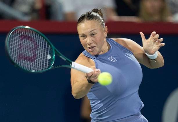 August 3, 2025, Montreal, Pq, Canada: IAmanda Anisimova of the United States hits a return to Elina Svitolina of Ukraine during round of 16 tennis action at the National Bank Open in Montreal, Sunday, Aug. 3, 2025. Canada News - August 3, 2025  - ZUMAc35_ 20250803_zaf_c35_190 Copyright: xChristinnexMuschix