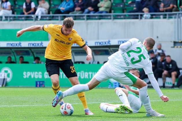 Christoph Daferner (Dynamo Dresden) und Brynjar Ingi Bjarnason (SpVgg Greuther Fuerth) kaempfen um den Ball, 2. Bundesliga, SpVgg Greuther Fürth v Dynamo Dresden, Sportpark Ronhof Thomas Sommer am 03. August 2025 in Fürth, Deutschland. (Foto von Marco Steinbrenner DeFodi Images) Christoph Daferner (Dynamo Dresden) und Brynjar Ingi Bjarnason (SpVgg Greuther Fuerth) battle for the ball, 2. Bundesliga, SpVgg Greuther Fürth v Dynamo Dresden, Sportpark Ronhof Thomas Sommer, August 3, 2025 in Fürth, Germany. (Photo by Marco Steinbrenner DeFodi Images) DFB DFL REGULATIONS PROHIBIT ANY USE OF PHOTOGRAPHS AS IMAGE SEQUENCES AND OR QUASI-VIDEO.