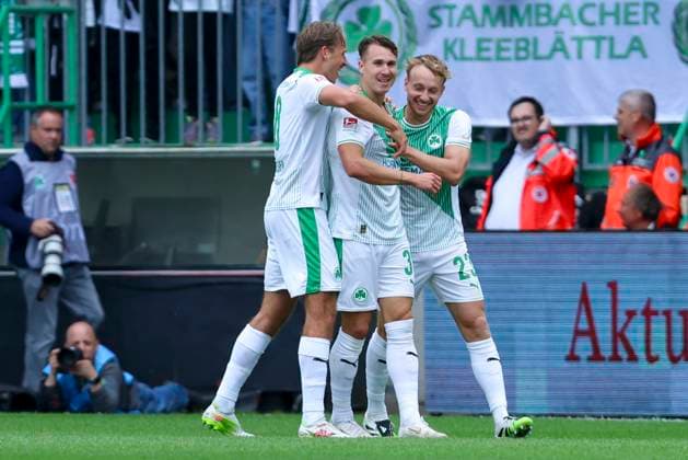 Felix Klaus (SpVgg Greuther Fuerth) bejubelt seinen Treffer mit den Teamkollegen, 2. Bundesliga, SpVgg Greuther Fürth v Dynamo Dresden, Sportpark Ronhof Thomas Sommer am 03. August 2025 in Fürth, Deutschland. (Foto von Marco Steinbrenner DeFodi Images) Felix Klaus (SpVgg Greuther Fuerth) celebrates his goal with teammates, 2. Bundesliga, SpVgg Greuther Fürth v Dynamo Dresden, Sportpark Ronhof Thomas Sommer, August 3, 2025 in Fürth, Germany. (Photo by Marco Steinbrenner DeFodi Images) DFB DFL REGULATIONS PROHIBIT ANY USE OF PHOTOGRAPHS AS IMAGE SEQUENCES AND OR QUASI-VIDEO.