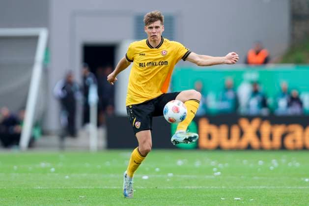 Alexander Rossipal (Dynamo Dresden) kontrolliert den Ball, 2. Bundesliga, SpVgg Greuther Fürth v Dynamo Dresden, Sportpark Ronhof Thomas Sommer am 03. August 2025 in Fürth, Deutschland. (Foto von Marco Steinbrenner DeFodi Images) Alexander Rossipal (Dynamo Dresden) controls the ball, 2. Bundesliga, SpVgg Greuther Fürth v Dynamo Dresden, Sportpark Ronhof Thomas Sommer, August 3, 2025 in Fürth, Germany. (Photo by Marco Steinbrenner DeFodi Images) DFB DFL REGULATIONS PROHIBIT ANY USE OF PHOTOGRAPHS AS IMAGE SEQUENCES AND OR QUASI-VIDEO.