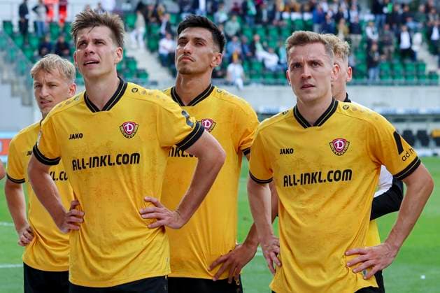 Alexander Rossipal (Dynamo Dresden), Claudio Kammerknecht (Dynamo Dresden) und Niklas Hauptmann (Dynamo Dresden) schauen enttaeuscht, 2. Bundesliga, SpVgg Greuther Fürth v Dynamo Dresden, Sportpark Ronhof Thomas Sommer am 03. August 2025 in Fürth, Deutschland. (Foto von Marco Steinbrenner DeFodi Images) Alexander Rossipal (Dynamo Dresden), Claudio Kammerknecht (Dynamo Dresden) und Niklas Hauptmann (Dynamo Dresden) look dejected, 2. Bundesliga, SpVgg Greuther Fürth v Dynamo Dresden, Sportpark Ronhof Thomas Sommer, August 3, 2025 in Fürth, Germany. (Photo by Marco Steinbrenner DeFodi Images) DFB DFL REGULATIONS PROHIBIT ANY USE OF PHOTOGRAPHS AS IMAGE SEQUENCES AND OR QUASI-VIDEO.
