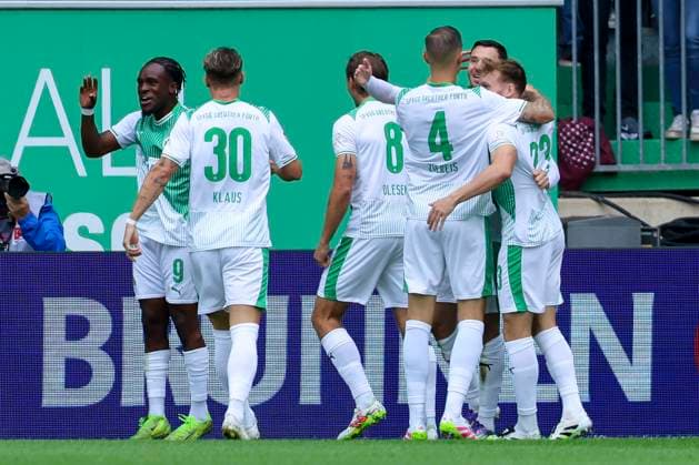 Noel Futkeu (SpVgg Greuther Fuerth) bejubelt seinen Treffer mit den Teamkollegen, 2. Bundesliga, SpVgg Greuther Fürth v Dynamo Dresden, Sportpark Ronhof Thomas Sommer am 03. August 2025 in Fürth, Deutschland. (Foto von Marco Steinbrenner DeFodi Images) Noel Futkeu (SpVgg Greuther Fuerth) celebrates his goal with teammates, 2. Bundesliga, SpVgg Greuther Fürth v Dynamo Dresden, Sportpark Ronhof Thomas Sommer, August 3, 2025 in Fürth, Germany. (Photo by Marco Steinbrenner DeFodi Images) DFB DFL REGULATIONS PROHIBIT ANY USE OF PHOTOGRAPHS AS IMAGE SEQUENCES AND OR QUASI-VIDEO.