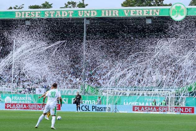Die Fans der SpVgg Greuther Fuerth zeigen zu Beginn der zweiten Halbzeit eine Choreographie mit Papier, 2. Bundesliga, SpVgg Greuther Fürth v Dynamo Dresden, Sportpark Ronhof Thomas Sommer am 03. August 2025 in Fürth, Deutschland. (Foto von Marco Steinbrenner DeFodi Images) The fans of SpVgg Greuther Fuerth show a choreography with paper at the beginning of the second half, 2. Bundesliga, SpVgg Greuther Fürth v Dynamo Dresden, Sportpark Ronhof Thomas Sommer, August 3, 2025 in Fürth, Germany. (Photo by Marco Steinbrenner DeFodi Images) DFB DFL REGULATIONS PROHIBIT ANY USE OF PHOTOGRAPHS AS IMAGE SEQUENCES AND OR QUASI-VIDEO.