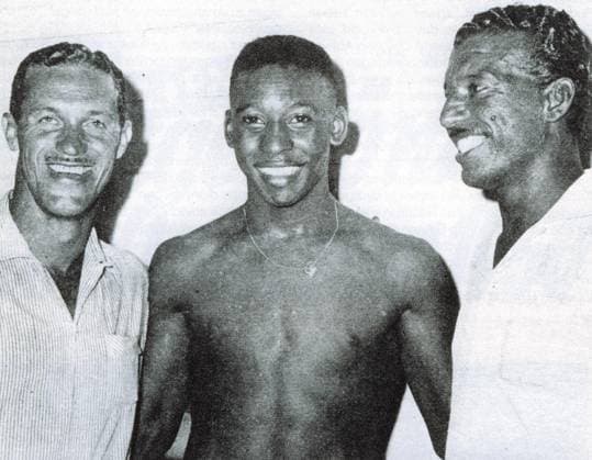 Zur Fussballweltmeisterschaft in Brasilien Strahlend stellen sich die Wunderfussballer Brasiliens. V.l. Ademir, Pele und Zizinho. 1950 in Brasilien Dokumentation Robert Franta (Agon) -Archiv !ACHTUNG AUFNAHMEDATUM GESCHÄTZT! *** to Football World Cup in Brazil radiant make to The Wonder footballer Brazil v l Ademir, Pele and Zizinho 1950 in Brazil Documentation Robert Franta Agon Archive ATTENTION date estimated !ACHTUNG AUFNAHMEDATUM GESCHÄTZT!