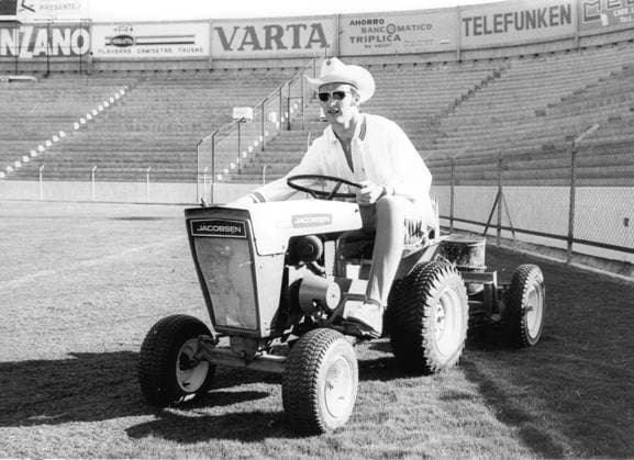 Zur Fussballweltmeisterschaft in Mexiko U.B.z. Torwart Manfred Manglitz auf einem Rasenmaeher. Juni 1970 in Leon (Guanajuato-Stadion) - Mexico !ACHTUNG AUFNAHMEDATUM GESCHÄTZT! *** to Football World Cup in Mexico u B Z Goalkeeper Manfred Manglitz on a Rasenmaeher June 1970 in Leon Guanajuato Stadium Mexico ATTENTION date estimated !ACHTUNG AUFNAHMEDATUM GESCHÄTZT!