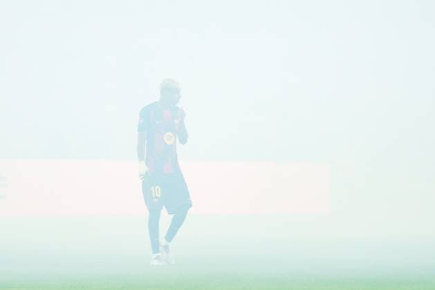 FC Barcelona, Barca 2025 Asia Tour Edition ( Daegu FC vs FC Barcelona - 2025-08-04 ) DAEGU, SOUTH KOREA, AUG 04: Lamine Yamal of FC Barcelona stands on the pitch as smoke from a fireworks mishap fills the stadium during the FC Barcelona 2025 Asia Tour Edition match between Daegu FC and FC Barcelona at the Daegu Stadium in Daegu, South Korea on August 04, 2025. (Editorial Use Only) Daegu the Daegu Stadium South Korea 8222_284802 Copyright: xStevexChoxKyewoong PentaxPressx