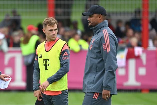 Joshua KIMMICH (Bayern Muenchen) mit Trainer Vincent KOMPANY (Bayern Muenchen). Oeffentliches Training FC Bayern Muenchen auf dem Trainingsgelaende an der Saebener Strasse am 04.08.2025. Fussball 1. Bundesliga,Saison 2025 2026. *** Joshua KIMMICH Bayern Muenchen with coach Vincent KOMPANY Bayern Muenchen Public training FC Bayern Muenchen at the training ground at Saebener Strasse on 04 08 2025 Soccer 1 Bundesliga,Season 2025 2026