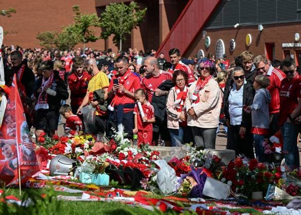 Liverpool, England, 4th August 2025. Liverpool fans paid their respects to Diogo Jota before the Liverpool vs Athletic Bilbao Pre Season Friendly match at Anfield, Liverpool. Picture credit should read: Cody Froggatt Sportimage EDITORIAL USE ONLY. No use with unauthorised audio, video, data, fixture lists, club league logos or live services. Online in-match use limited to 120 images, no video emulation. No use in betting, games or single club league player publications. SPI_007_CF_LIVERPOOL_V_ATHLETIC_BILBAO SPI-4044-0007
