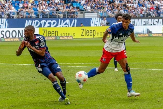 Ransford-Yeboah Königsdörffer ( HSV ) 22 Clinton Mata ( Lyon ) Deutschland , Hamburg , Volksparkstadion , Fussball , 1 . Bundesliga , Testspiel Hamburger SV - Olympique Lyon