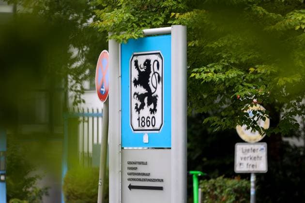 Fussball, Herren, 3.Liga, Saison 2025 2026, TSV 1860 München, Grünwalder Strasse 114 Hier der Aufsteller, Wegweiser am Trainingsgelände des TSV 1860 München an der Grünwalder Strasse 114 mit Logo, Wappen, zur Geschäftsstelle, Nachwuchsleistungszentrum, Fanshop, Kartenvorverkauf, Symbolbild *** Football, Men, 3 Liga, Season 2025 2026, TSV 1860 Munich, Grünwalder Strasse 114 Here is the signpost at the training ground of TSV 1860 Munich at Grünwalder Strasse 114 with logo, coat of arms, to the office, youth training center, fan store, advance ticket sales, symbolic image