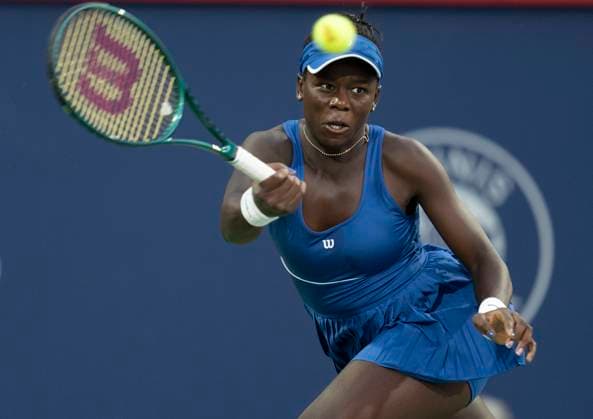 August 4, 2025, Montreal, Quebec Province, Canada: VICTORIA MBOKO of Canada hits a return to Jessica Bouzas Maneiro of Spain during quarterfinal tennis action at the National Bank Open. Mboko won 6:4 6:2. Tennis 2025: Canadian Open: WTA, Tennis Damen Mboko 6:4 6:2 Bouzas  - ZUMAc35_ 20250804_zaf_c35_054 Copyright: xChristinnexMuschix