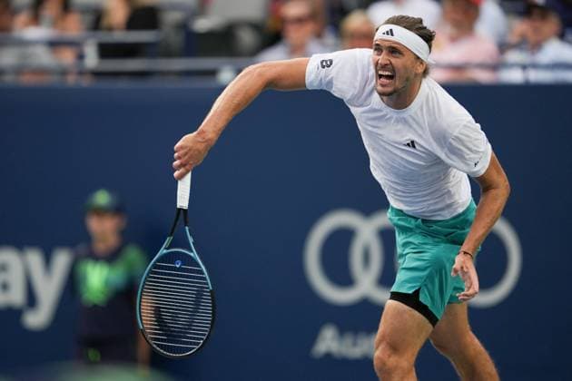 August 4, 2025, Toronto, Ontario, Canada: Alexander Zverev of Germany serves against Alexei Popyrin of Australia during the Men s Singles round of 16 match on day 10 of the ATP, Tennis Herren Masters 1000 National Bank Open at Sobeys Stadium. on August 4, 2025 in Toronto, Canada. Toronto Canada - ZUMAe321 20250804_zsa_e321_037 Copyright: xLeonardoxRamirezx
