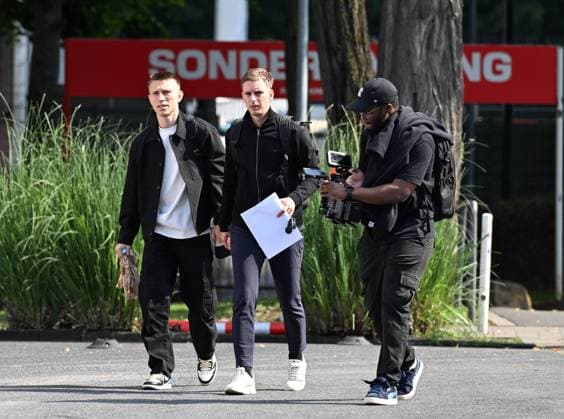 05.08.2025, xophax, Fussball 1.Bundesliga, 1.FC Koeln Vorbereitung Neuzugänge Medizincheck Kristoffer Lund , links nach seinem Medizincheck Am Geissbockheim mit FC Mitarbeitern Koeln