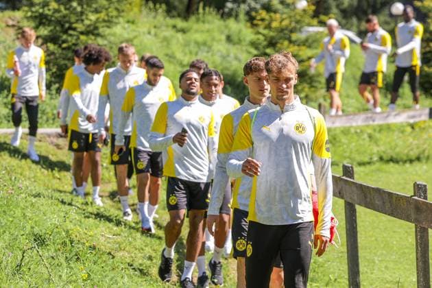 05.08.2025, Tag 2 im Trainingslager von Borussia Dortmund in Saalfelden, v. l. David Lelle (Borussia Dortmund), Yannik Luka Lührs (Borussia Dortmund), Saalfelden Leichtathletikplatz Saalfelden Salzburg Österreich xRHR-FOTO DEx *** 05 08 2025, Day 2 at Borussia Dortmunds training camp in Saalfelden, from left David Lelle Borussia Dortmund , Yannik Luka Lührs Borussia Dortmund , Saalfelden athletics ground Saalfelden Salzburg Austria xRHR PHOTO DEx Copyright: DennisxEwert RHR-FOTOx RHR-FOTO DE