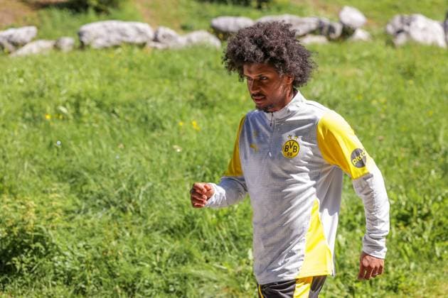 05.08.2025, Tag 2 im Trainingslager von Borussia Dortmund in Saalfelden, Karim Adeyemi (Borussia Dortmund) geht zu den Fans und schreibt Autogramme, Saalfelden Leichtathletikplatz Saalfelden Salzburg Österreich xRHR-FOTO DEx Copyright: DennisxEwert RHR-FOTOx RHR-FOTO DE