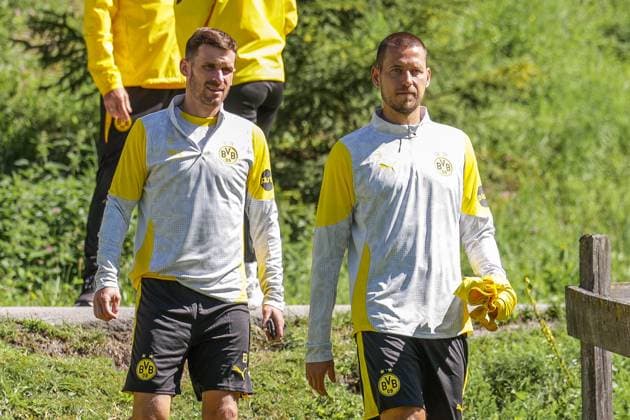 05.08.2025, Tag 2 im Trainingslager von Borussia Dortmund in Saalfelden, Die Spieler des BVB kommen zum Training, v. l. Pascal Groß (Borussia Dortmund), Waldemar Anton (Borussia Dortmund), Saalfelden Leichtathletikplatz Saalfelden Salzburg Österreich xRHR-FOTO DEx *** 05 08 2025, Day 2 at Borussia Dortmunds training camp in Saalfelden, BVB players arrive for training, from left Pascal Groß Borussia Dortmund , Waldemar Anton Borussia Dortmund , Saalfelden athletics field Saalfelden Salzburg Austria xRHR PHOTO DEx Copyright: DennisxEwert RHR-FOTOx RHR-FOTO DE