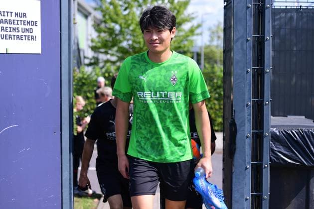 05.08.2025; Moenchengladbach; Fussball, Herren, Saison 2025 2026, Training Borussia Moenchengladbach Neuzugang Shuto Machino (Gladbach, re.) auf dem Weg zu seinem ersten Training auf dem Platz. DFL regulations prohibit any use of photographs as image sequences and or quasi-video. Borussia-Park NRW Deutschland *** 05 08 2025 Moenchengladbach Football, Men, Season 2025 2026, Training Borussia Moenchengladbach new signing Shuto Machino Gladbach, re on the way to his first training session on the pitch DFL regulations prohibit any use of photographs as image sequences and or quasi video Borussia Park NRW Germany