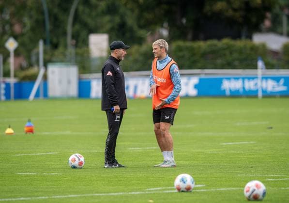 Fussball, Herren, Saison 2025 26, 2. Bundesliga, Hertha BSC, Training, v.l. Trainer Stefan Leitl (Hertha BSC), Dawid Kownacki (Hertha BSC), 05.08. 2025,