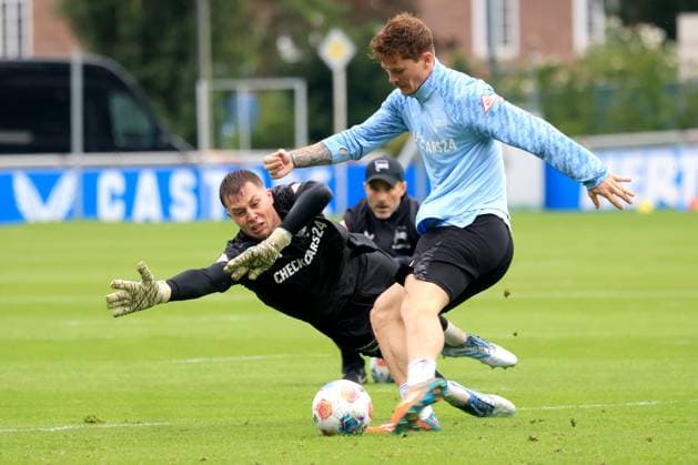 DEU, DFL, 2. FBL Hertha BSC, Training, 05.08.2025, Sportforum, Berlin, DEU, DFL, 2. FBL Hertha BSC, Training, im Bild Cheftrainer Stefan Leitl (Hertha BSC Berlin), Sebastian Groenning (Hertha BSC Berlin 17), Tjark Ernst (Hertha BSC Berlin 1) DFL - regulations prohibit any use of Photographs as image sequences and or quasi-video *** DEU, DFL, 2 FBL Hertha BSC, Training, 05 08 2025, Sportforum, Berlin, DEU, DFL, 2 FBL Hertha BSC, Training, im Bild Cheftrainer Stefan Leitl Hertha BSC Berlin , Sebastian Groenning Hertha BSC Berlin 17 , Tjark Ernst Hertha BSC Berlin 1 DFL regulations prohibit any use of Photographs as image sequences and or quasi video nordphotoxGmbHx xEngler nph00076