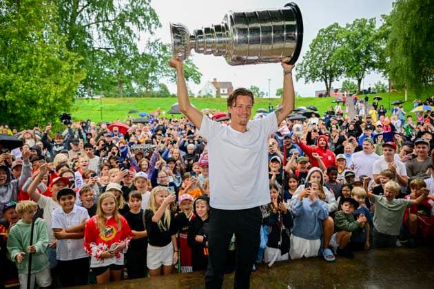 HEDEMORA, SVERIGE 20250805 Ishockeyspelaren Jesper Boqvist visar upp Stanley Cup-bucklan när han välkomnas hem till Hedemora efter arets Stanley Cup-seger med Florida Panthers. HEDEMORA SVERIGE x10658x *** HEDEMORA, SWEDEN 20250805 Ice hockey player Jesper Boqvist shows off the Stanley Cup trophy as he is welcomed home to Hedemora after this years Stanley Cup victory with the Florida Panthers HEDEMORA SWEDEN x10658x  Copyright: xMagnusxLejhall TTx JESPER BOQVIST VISAR UPP STANLEY CUP-BUCKLAN